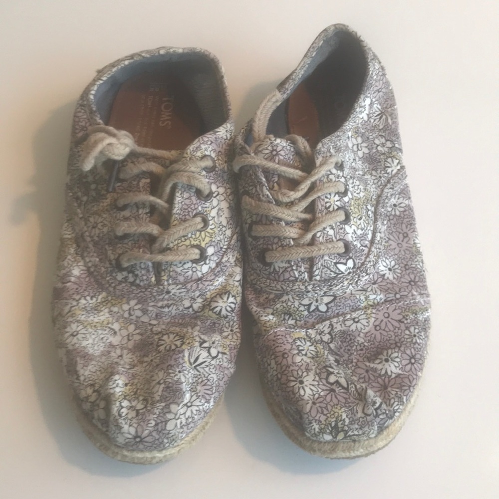 Toms floral lace up shoe
